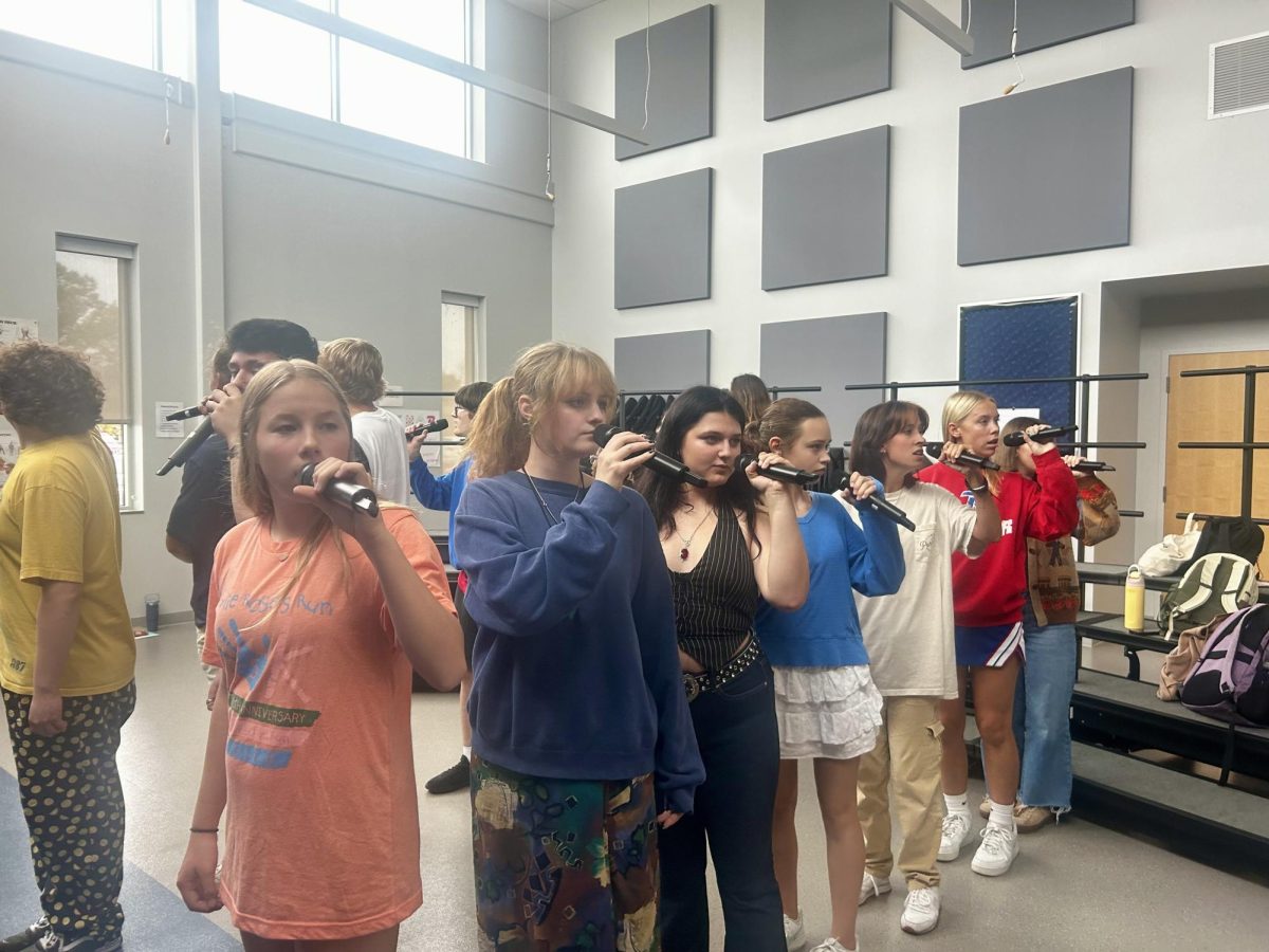 Reverse A Cappella choir rehearses during their new eighth period class. 